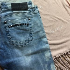 Distressed washed jeans